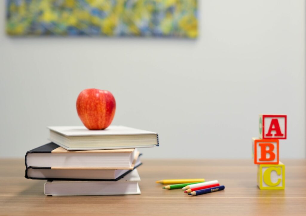 ילד עם ADHD לומד בבית עם עזרת הורה